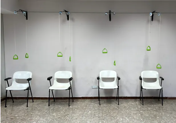 La sala de ejercicio de la consulta, con las poleas en la pared