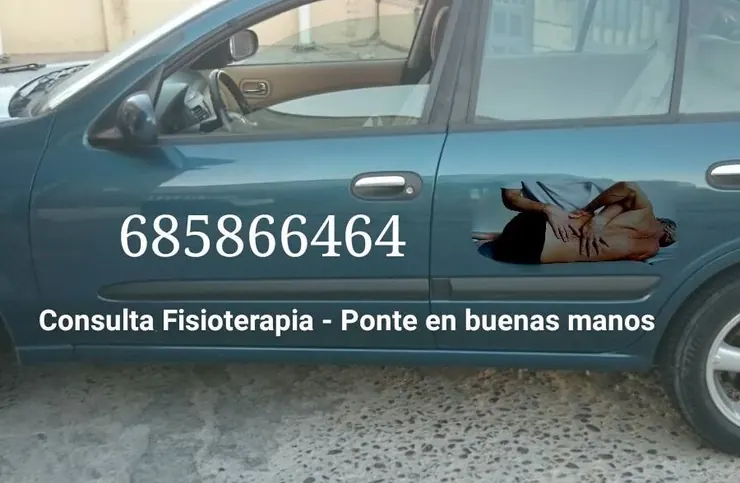 El coche de la consulta, rotulado con su teléfono y «Consulta Fisioterapia, ponte en buenas manos»