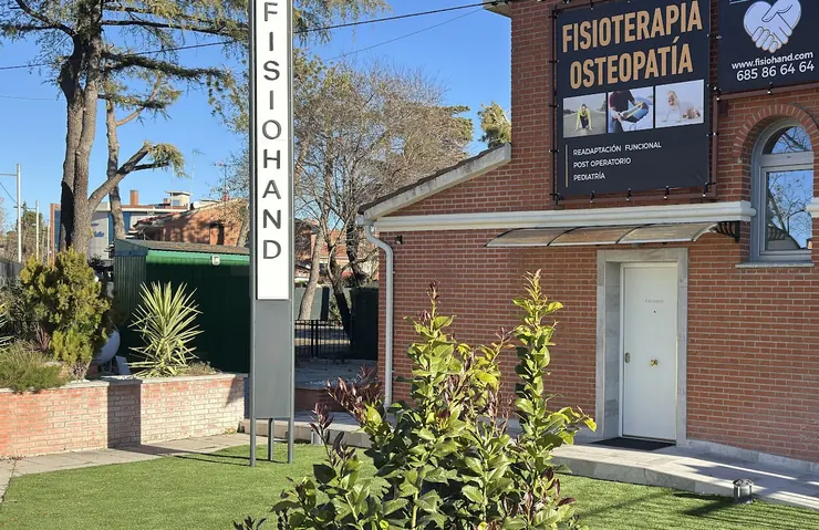 La entrada de la consulta, con el tótem de Fisiohand y el jardín