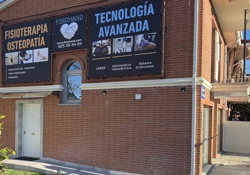 El cartel de la fachada: tecnología avanzada, láser, resonancia terapéutica y terapia ecoguiada