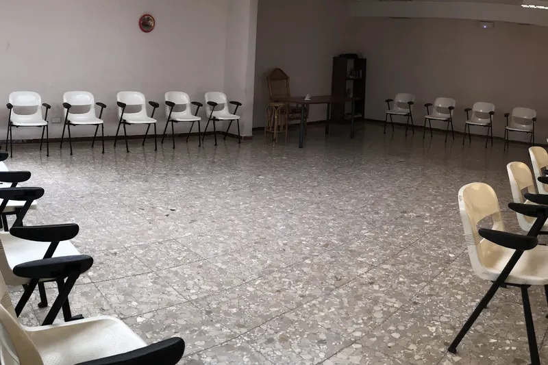 La sala de grupos de la consulta, con las sillas en círculo