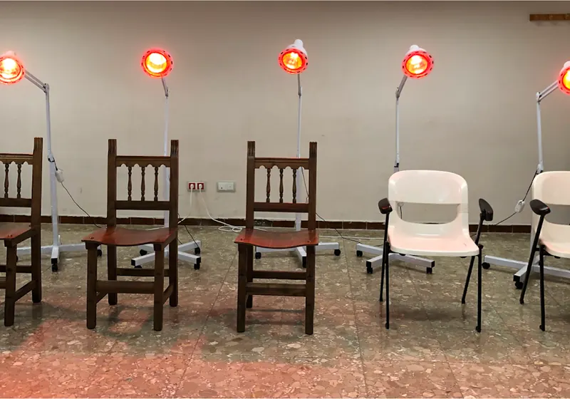 Una sala de la consulta, con lámparas de infrarrojos sobre las sillas